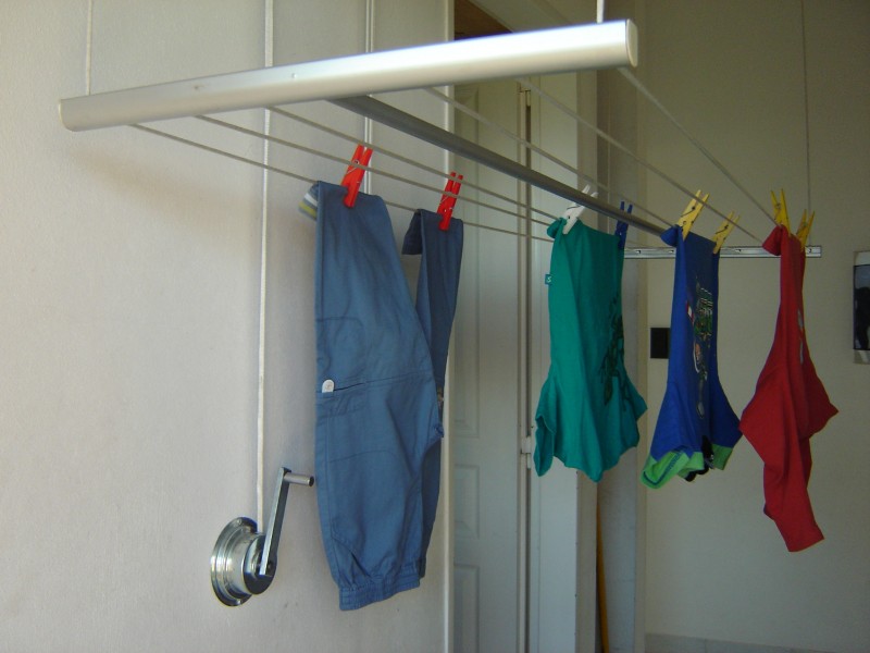 Tendedero de ropa con ropa colgada