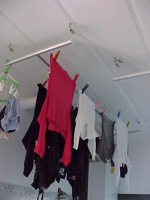Como colgar la ropa en un tender de techo