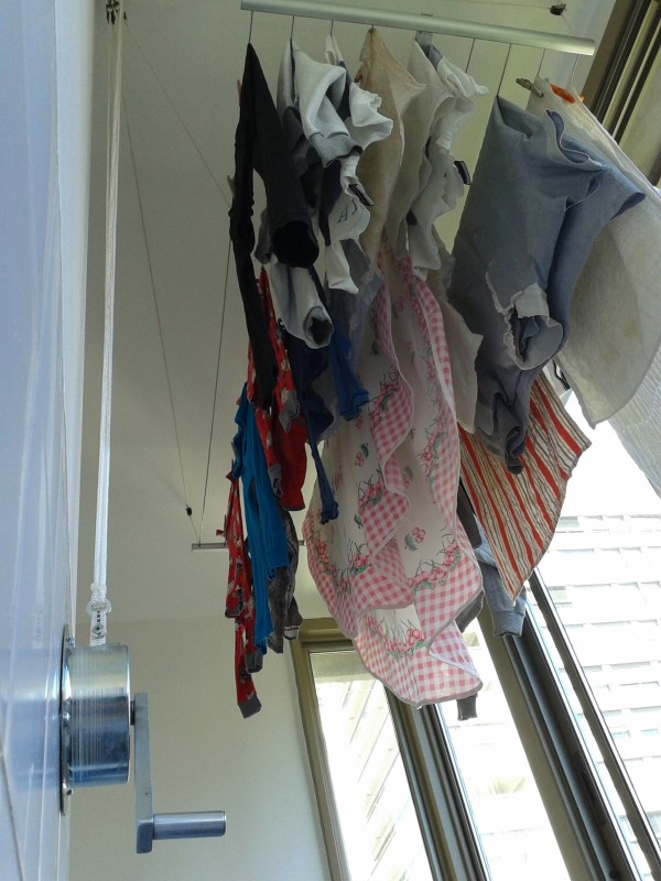 Cómo tender la ropa para planchar menos  Venta, instalación y service de  tendederos de ropa